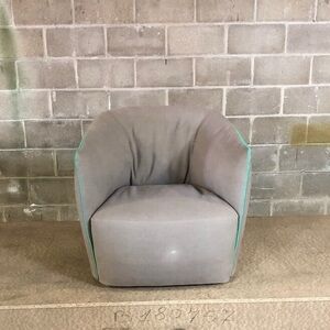 POLIFORM SANTA MONICA SWIVEL LOUNGE CHAIR Like new! Pristine luxury sofa